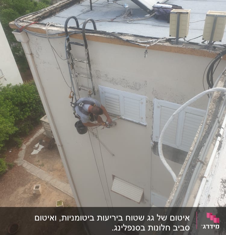 אדם מבצע איטום חלון חיצוני עם כלי עבודה